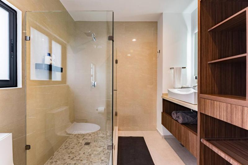 Urban Elegance Apartment with Balcony Views - image 27