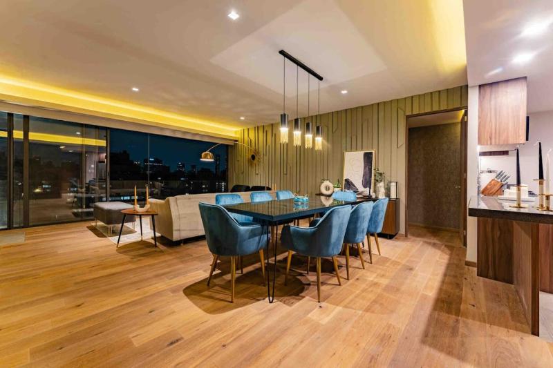 Stylish 3-Level Penthouse with Private Rooftop - image 26