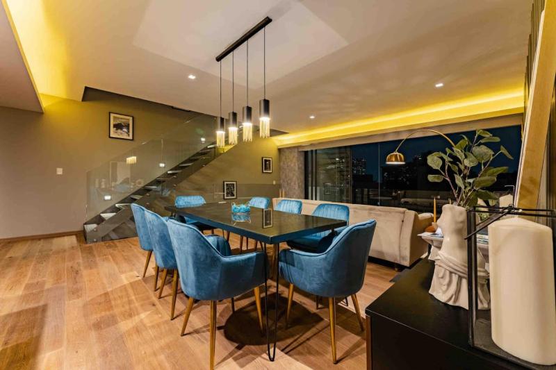 Stylish 3-Level Penthouse with Private Rooftop - image 44