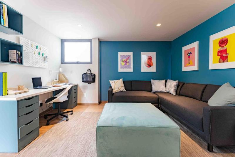 Stylish 3-Level Penthouse with Private Rooftop - image 39
