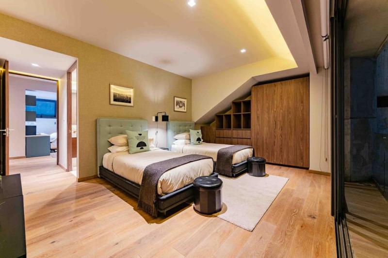 Stylish 3-Level Penthouse with Private Rooftop - image 32