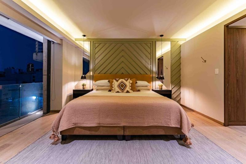 Stylish 3-Level Penthouse with Private Rooftop - image 47