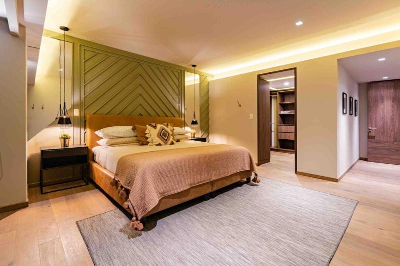 Stylish 3-Level Penthouse with Private Rooftop - image 41