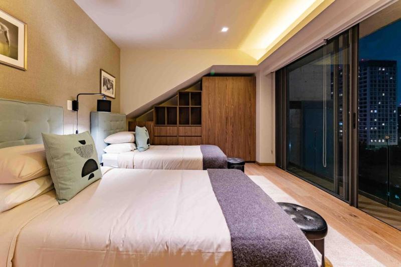 Stylish 3-Level Penthouse with Private Rooftop - image 8