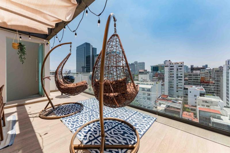 Stylish 3-Level Penthouse with Private Rooftop - image 50