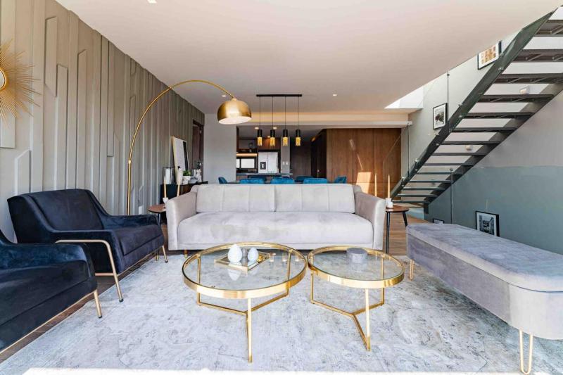 Stylish 3-Level Penthouse with Private Rooftop - image 23