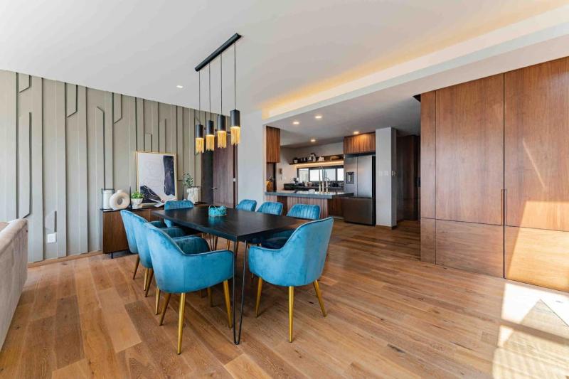 Stylish 3-Level Penthouse with Private Rooftop - image 42
