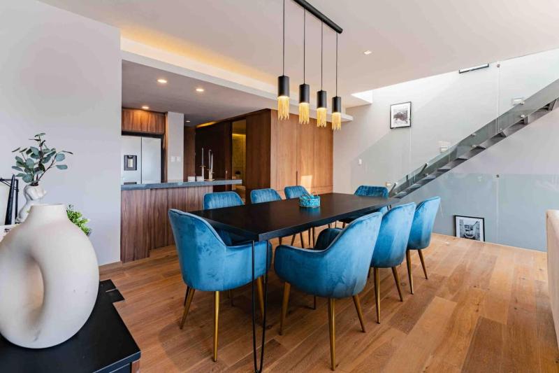 Stylish 3-Level Penthouse with Private Rooftop - image 30