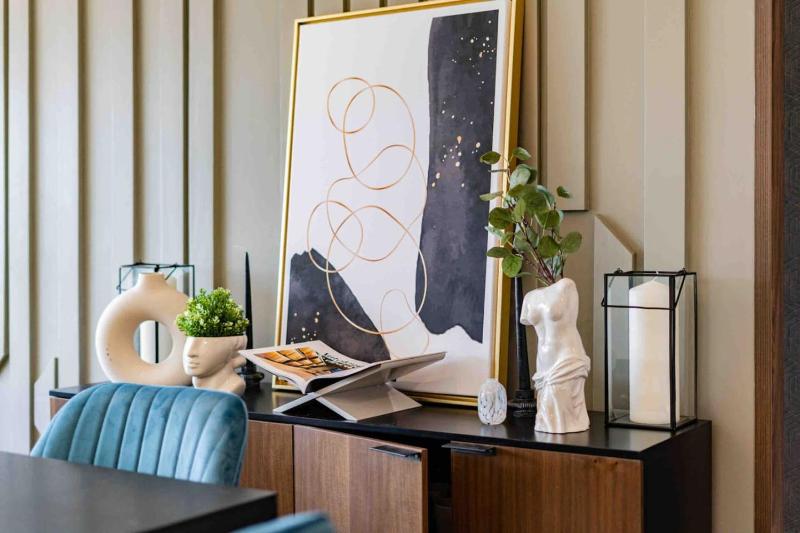 Stylish 3-Level Penthouse with Private Rooftop - image 16