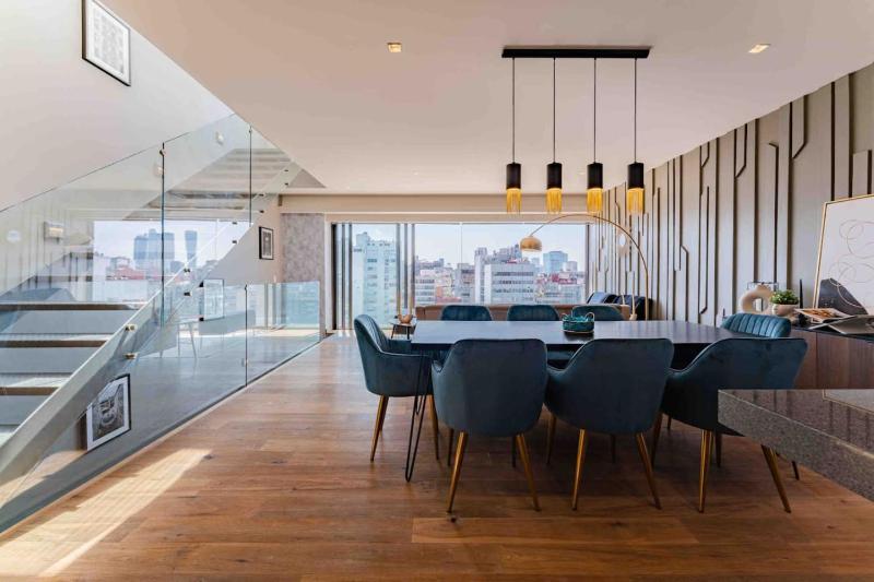 Stylish 3-Level Penthouse with Private Rooftop - image 24