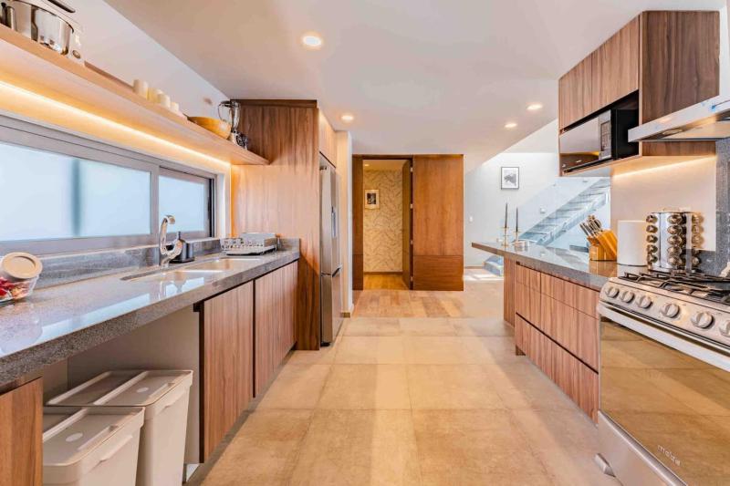 Stylish 3-Level Penthouse with Private Rooftop - image 43