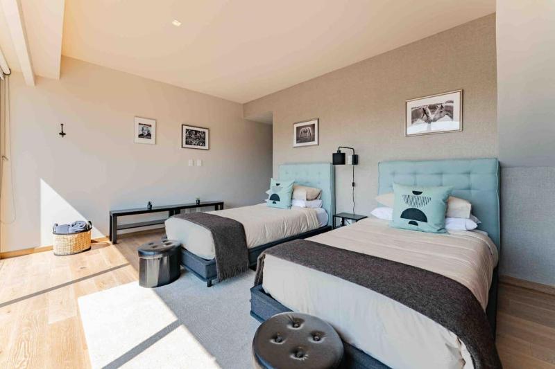 Stylish 3-Level Penthouse with Private Rooftop - image 5