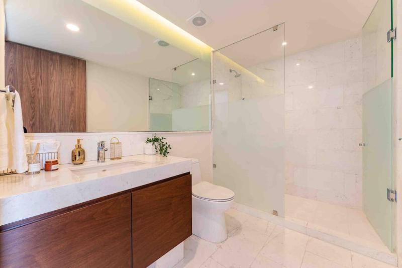 Stylish 3-Level Penthouse with Private Rooftop - image 49