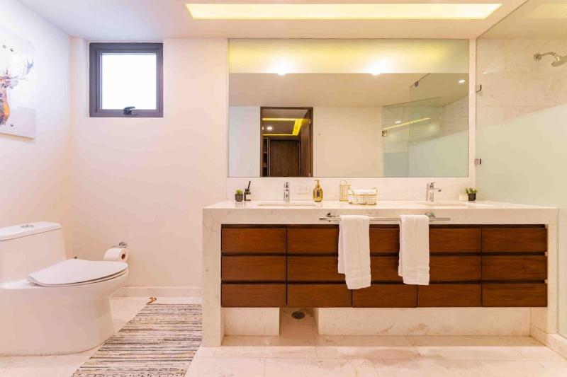 Stylish 3-Level Penthouse with Private Rooftop - image 21