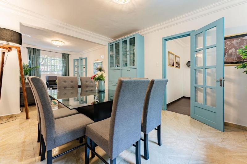 Large Group-Friendly Home with Stunning Rooftop - image 6