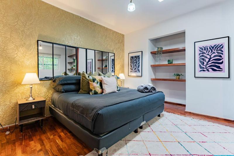 Large Group-Friendly Home with Stunning Rooftop - image 38