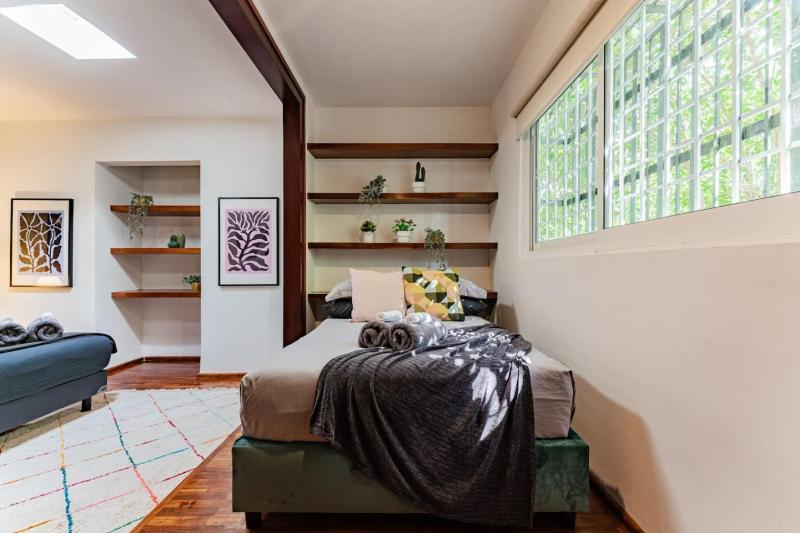 Large Group-Friendly Home with Stunning Rooftop - image 11