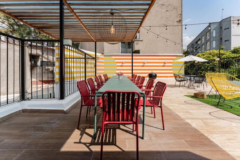 Large Group-Friendly Home with Stunning Rooftop - image 15