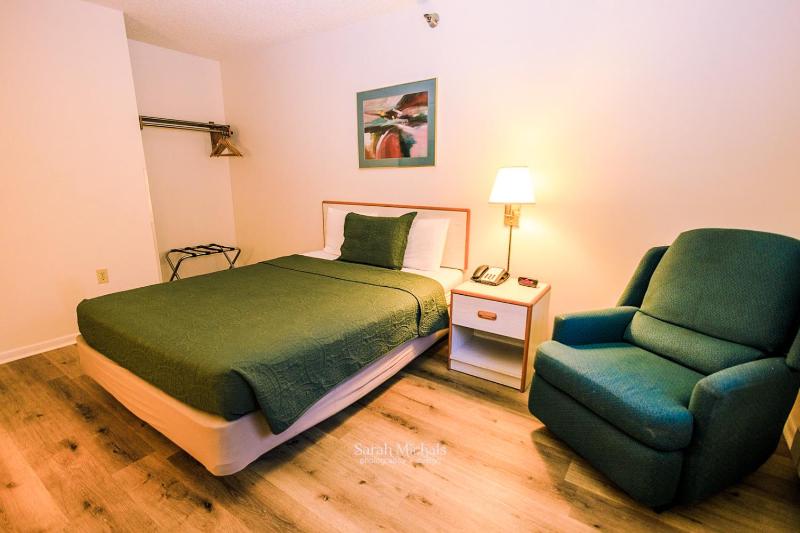 Queen Room image 4