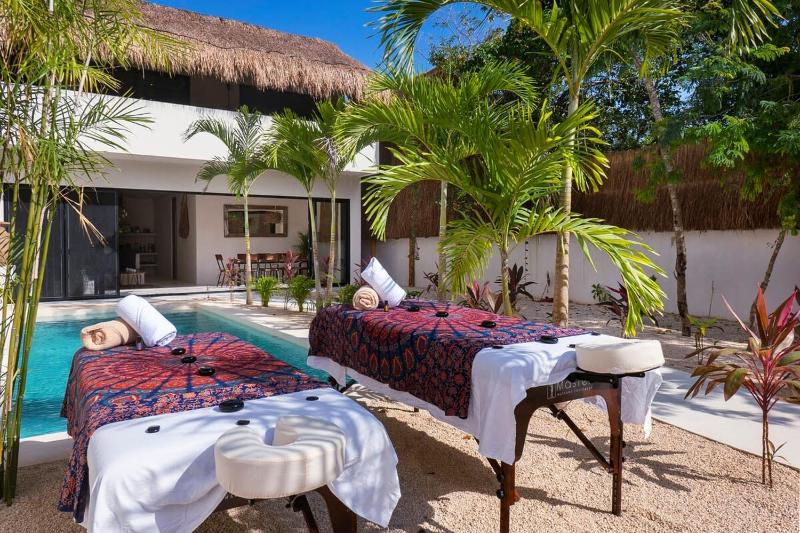 Jungle 3BR Villa Garden & Pool La Veleta - image 4