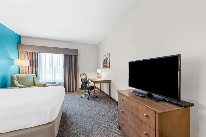 Queen Room with Two Queen Beds - Non-Smoking image 4