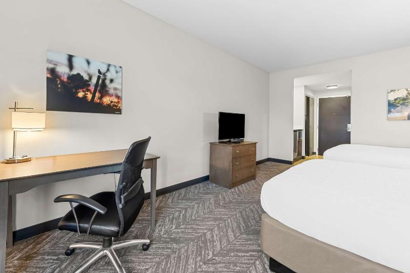 Queen Room with Two Queen Beds - Non-Smoking image 3