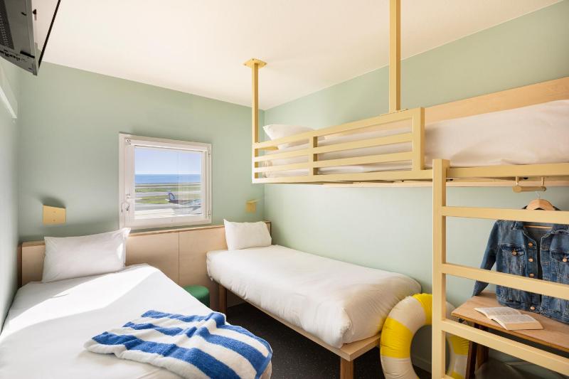 POP Triple Room with Two Single and One Bunk Bed image 1