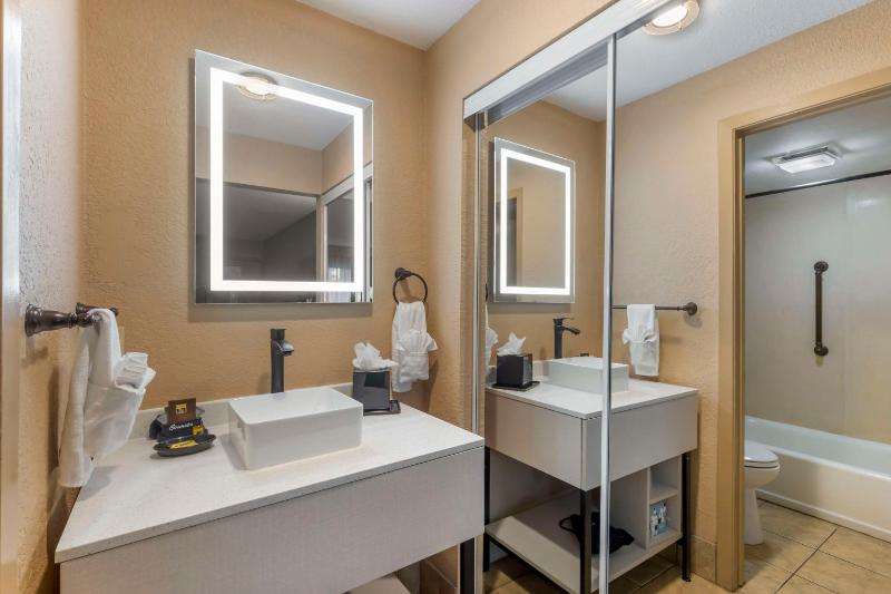Double Room with Two Double Beds - Non-Smoking image 2