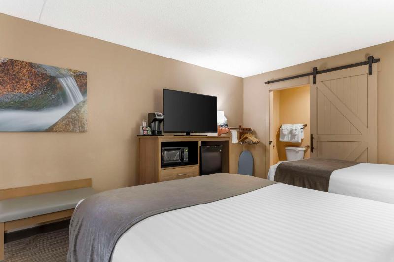 Double Room with Two Double Beds and Bath Tub - Disability Access - Non-Smoking image 3