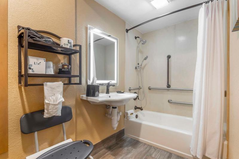 Double Room with Two Double Beds and Bath Tub - Disability Access - Non-Smoking image 2