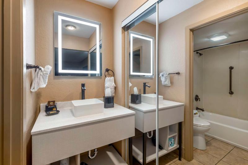 Two-Rooms King Suite with Jacuzzi and Sofa Bed - Non-Smoking image 2