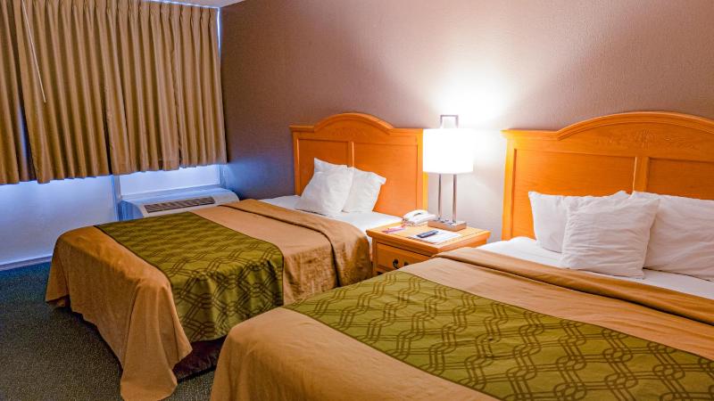 Queen Room with Two Queen Beds - Non-Smoking image 3