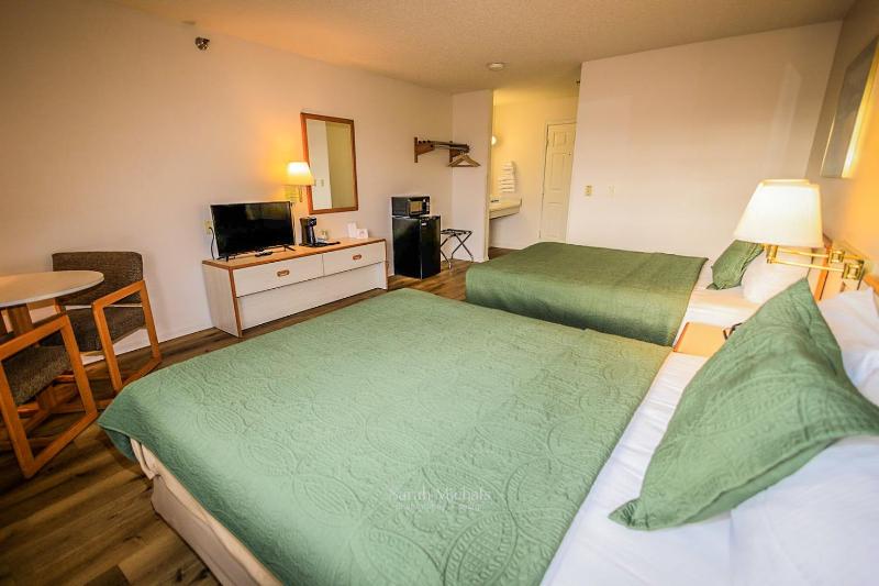 Queen Room with Two Queen Beds image 4