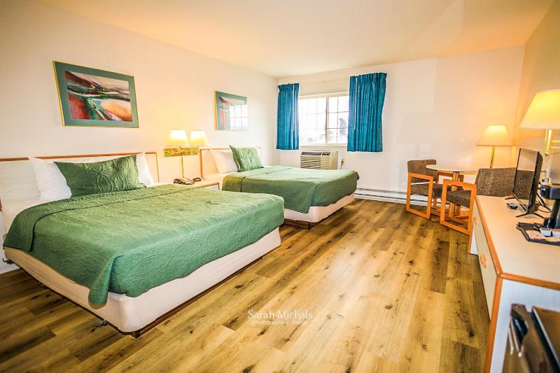 Queen Room with Two Queen Beds image 2