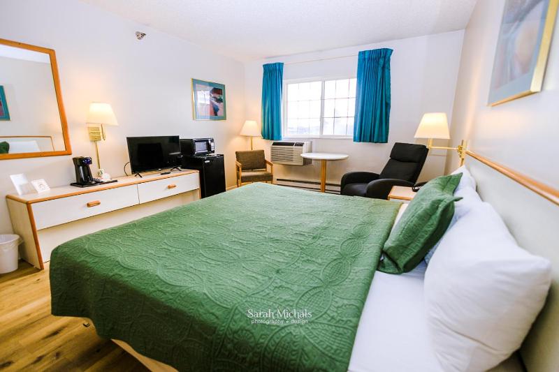 Deluxe King Room image 3