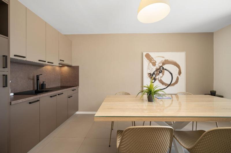 Three-Bedroom Apartment with Terrace and Sea View image 4