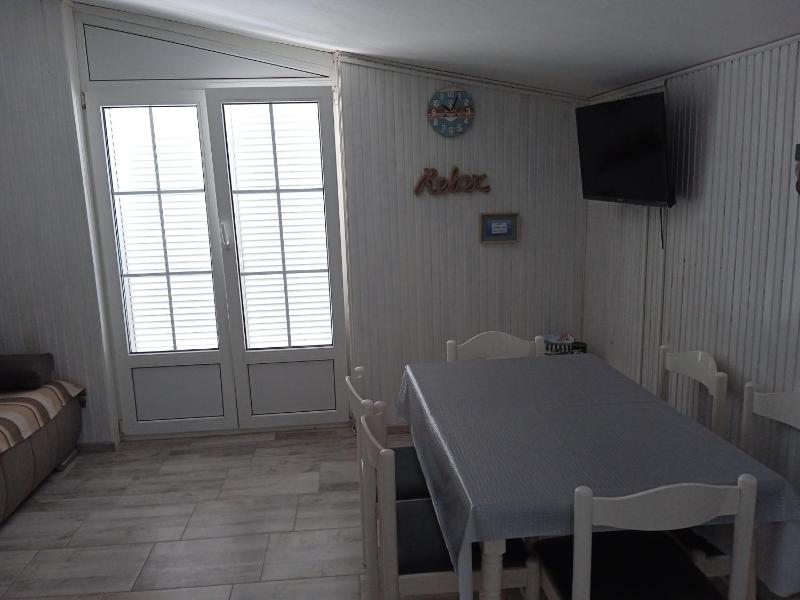 Three-Bedroom Apartment with Terrace and Sea View image 4