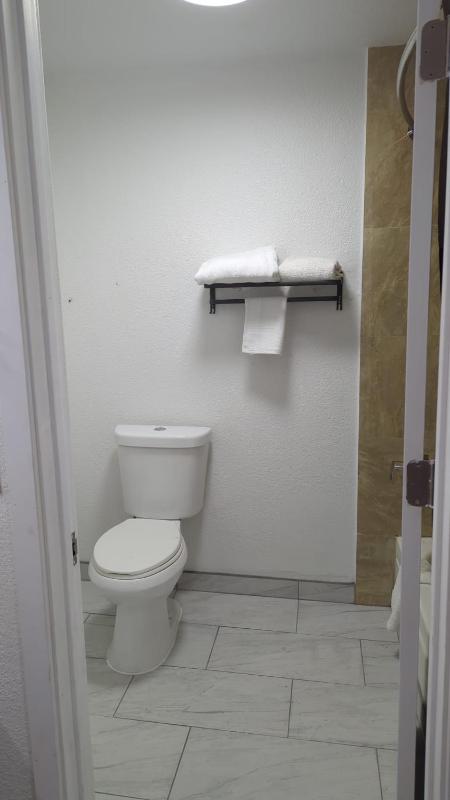 Evergreen Inn & Suites Portland Airport - image 23