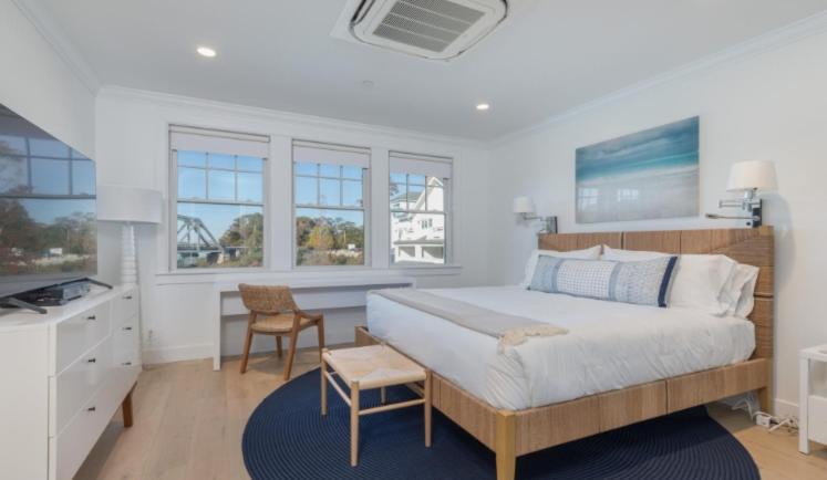 Two-Bedroom Apartment with Water View image 4
