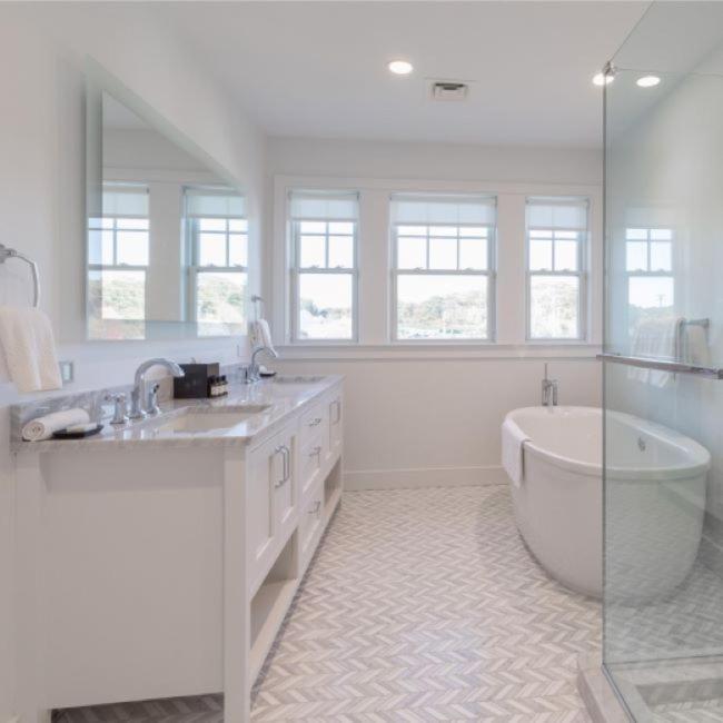 Three-Bedroom Apartment with Water View image 3