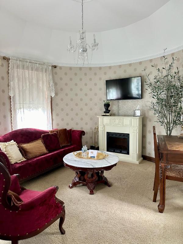 King Suite (Golden Oak) image 3