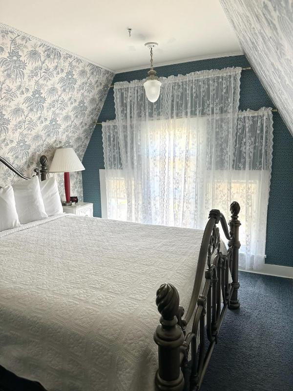 Deluxe Queen Room (Wedgewood) image 1