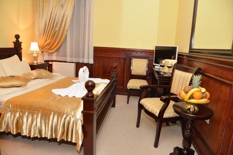 King Room with Mountain View image 3
