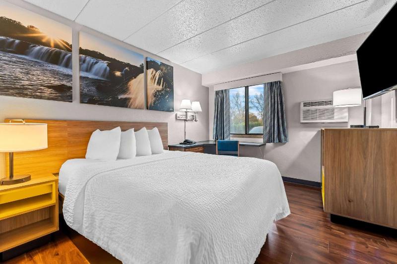 Queen Room - Non-Smoking image 1