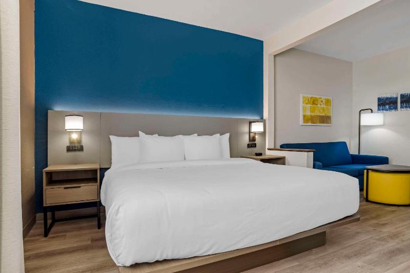 King Suite with Sofa Bed - Non-Smoking image 1