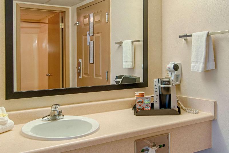 Quadruple Room with Two Queen Beds and Balcony - Non Smoking/Interior Corridor image 2