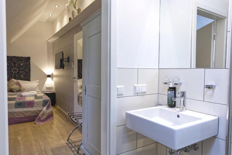 Standard Double Room image 4