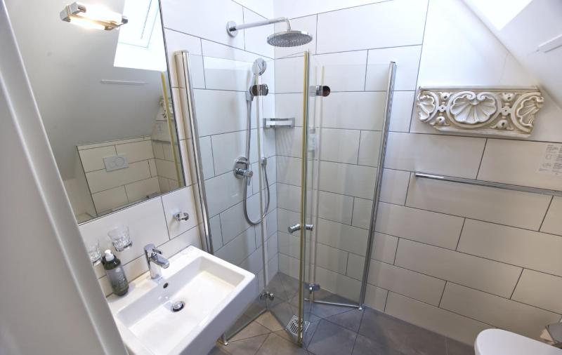 Standard Double Room image 3