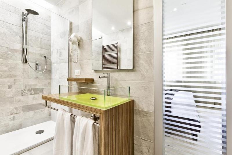 Deluxe Double or Twin Room image 4