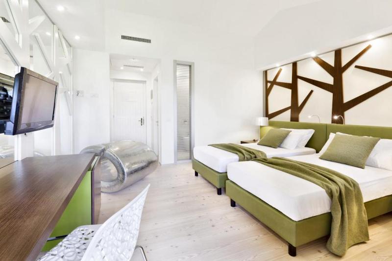 Deluxe Double or Twin Room image 3